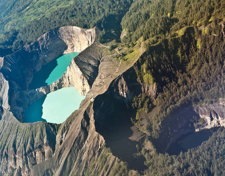 Kelimutu volcano to see the three colored lakes