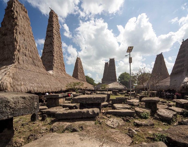 4 Days Sumba - Ikat Weaving and Megalithic Adventure